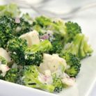 Salata de broccoli si conopida cu stafide si branza