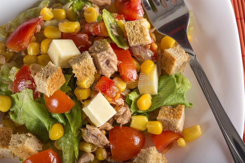 6 Salate de ton si legume ideale ca sa slabesti cate 1 kg pe zi