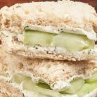 Sandwich-uri cu crema de branza, lamaie si castraveti