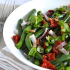 Salata pentru slabit cu fasole verde si rosii uscate